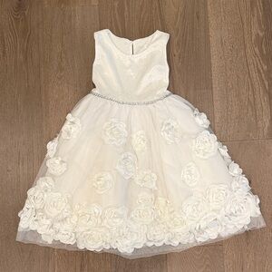 Nannette Kids white flower dress. Size:4. Gently Used.